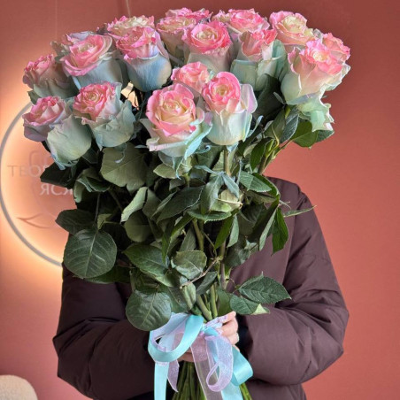 Pink Pearl – 25 Pink-Edged White Roses | Flower Delivery Cherkasy