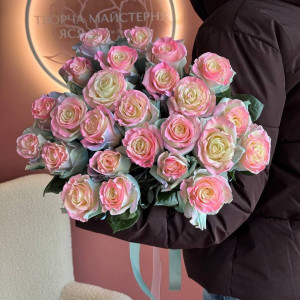 Pink Pearl – 25 Pink-Edged White Roses | Flower Delivery Cherkasy