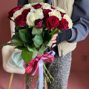 United Hearts – Red & White Rose Bouquet | Flower Delivery Cherkasy