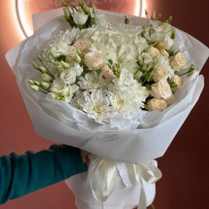 White Hydrangea & Rose Bouquet | Flower Delivery Cherkasy
